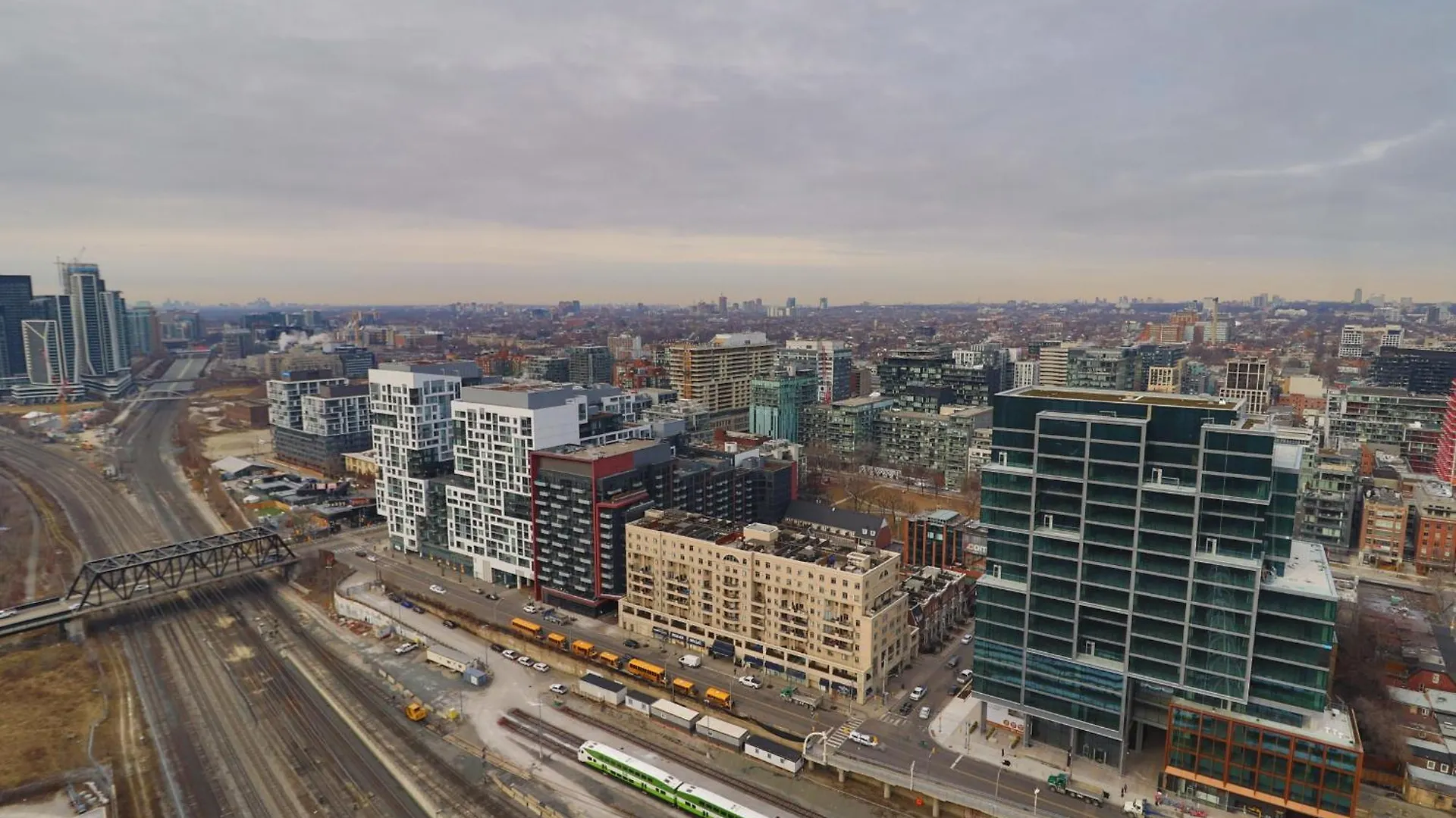 Downtown Oasis-Luxury Condo With Balcony & Free Parking Toronto Canada