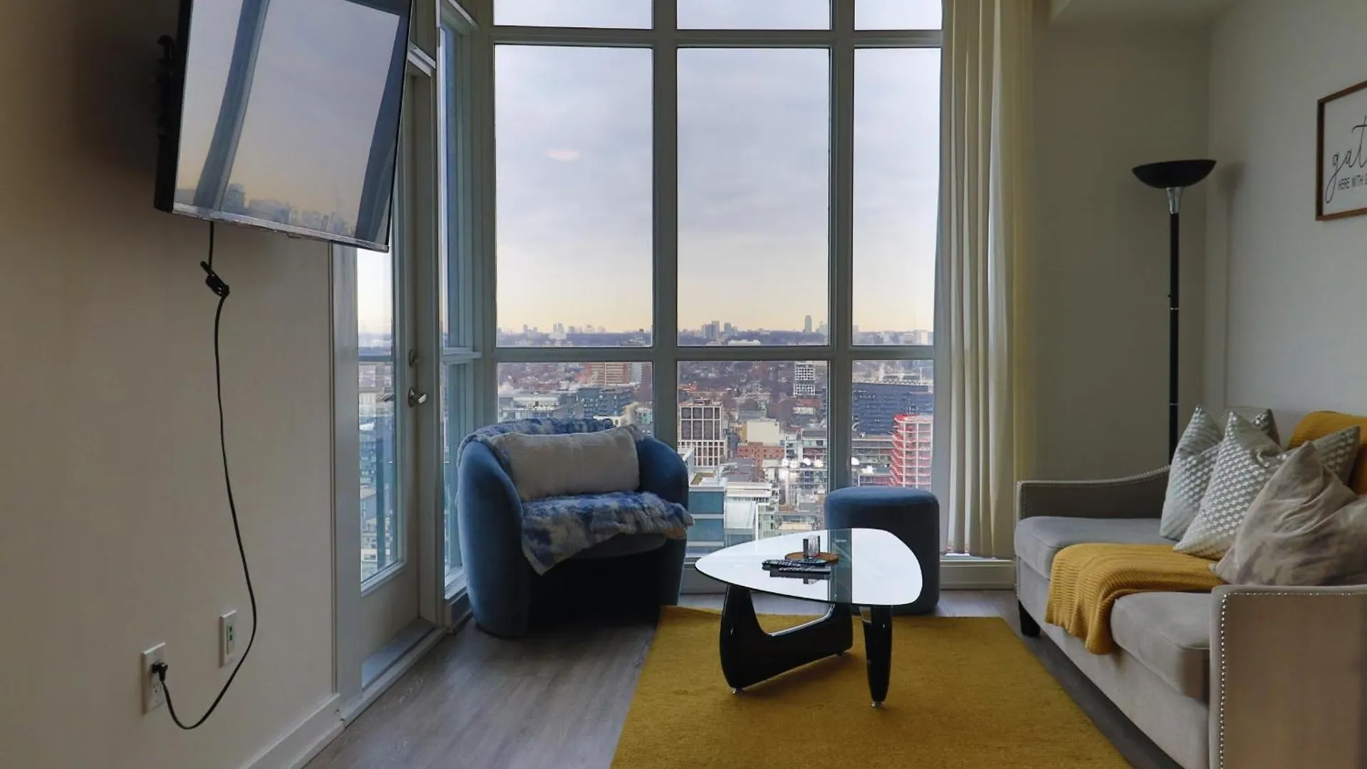 Downtown Oasis-Luxury Condo With Balcony & Free Parking Toronto Apartment