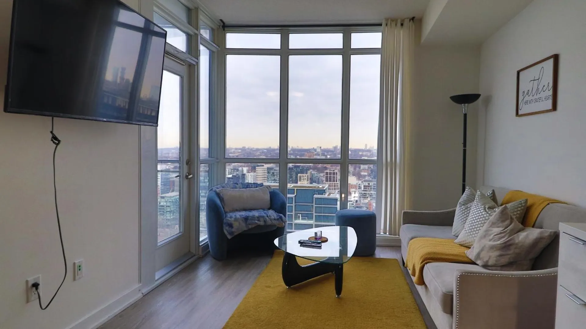 Apartment Downtown Oasis-Luxury Condo With Balcony & Free Parking Toronto Canada