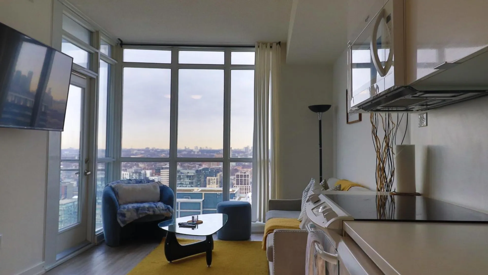 Downtown Oasis-Luxury Condo With Balcony & Free Parking Toronto Apartment