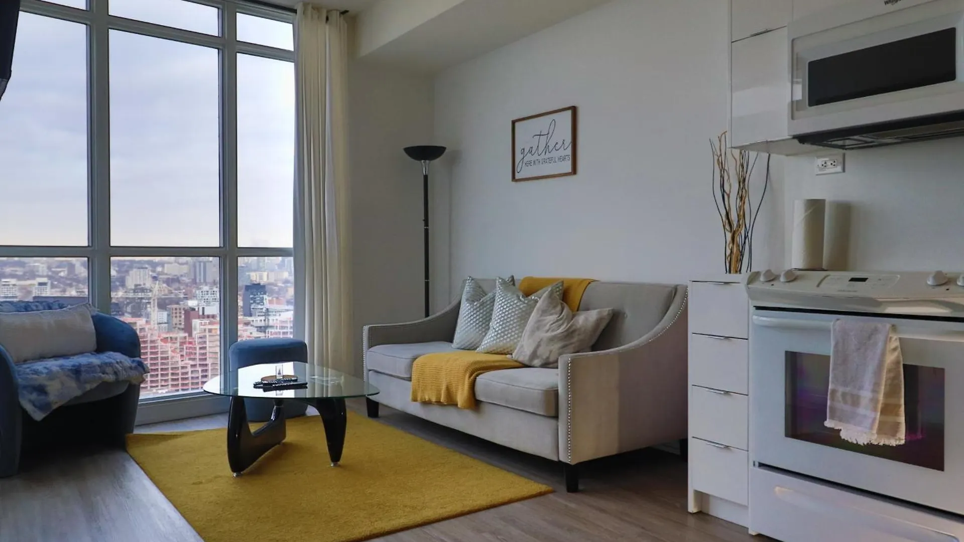 Apartment Downtown Oasis-Luxury Condo With Balcony & Free Parking Toronto