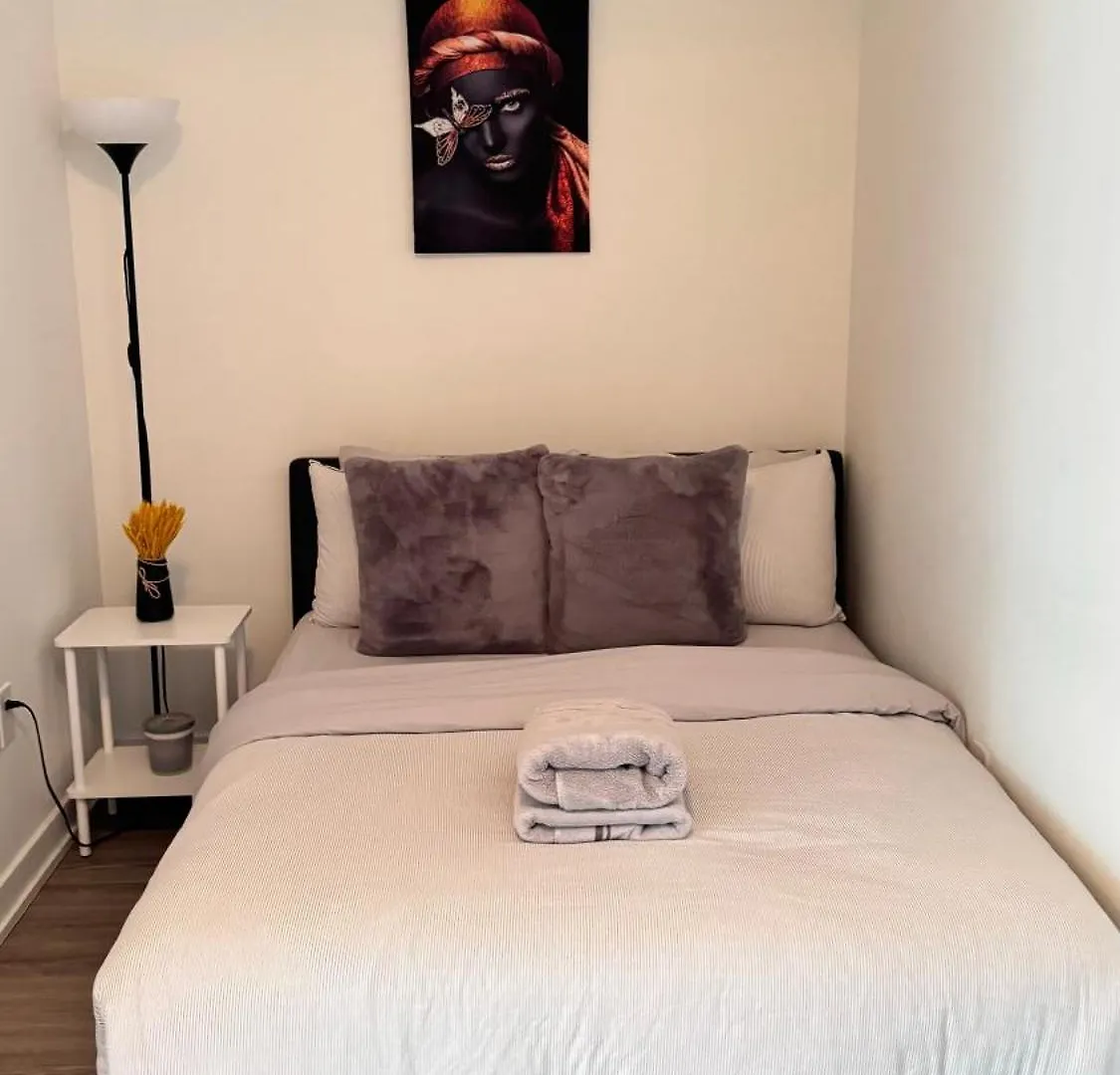 Downtown Oasis-Luxury Condo With Balcony & Free Parking Toronto Apartment
