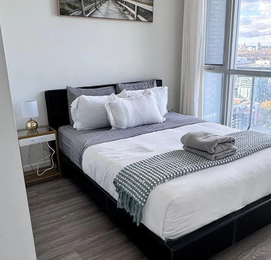 Downtown Oasis-Luxury Condo With Balcony & Free Parking Toronto