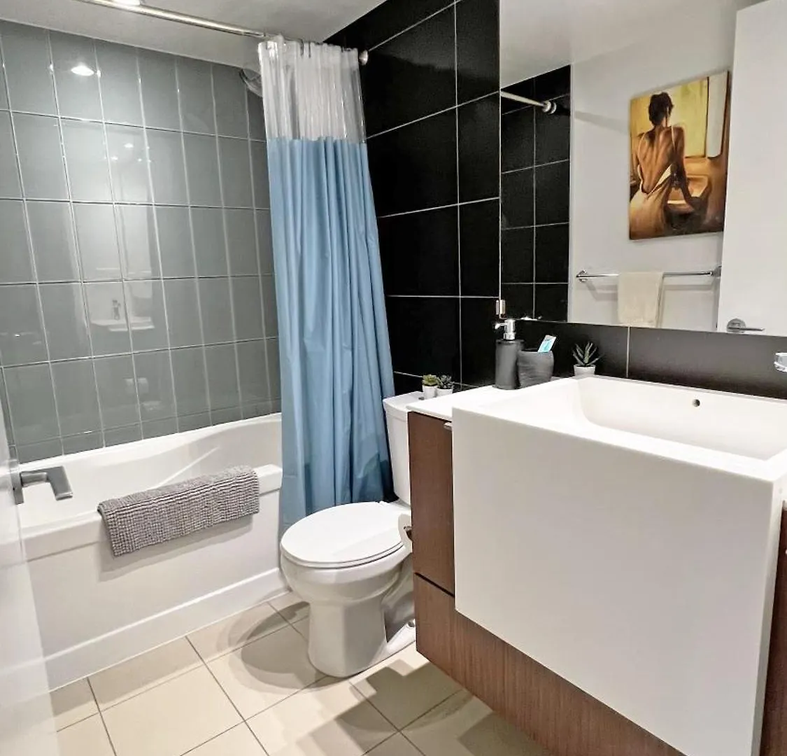Downtown Oasis-Luxury Condo With Balcony & Free Parking Toronto Apartment
