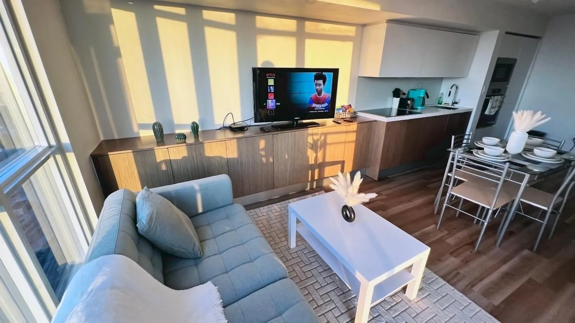 Downtown Oasis-Luxury Condo With Balcony & Free Parking Toronto