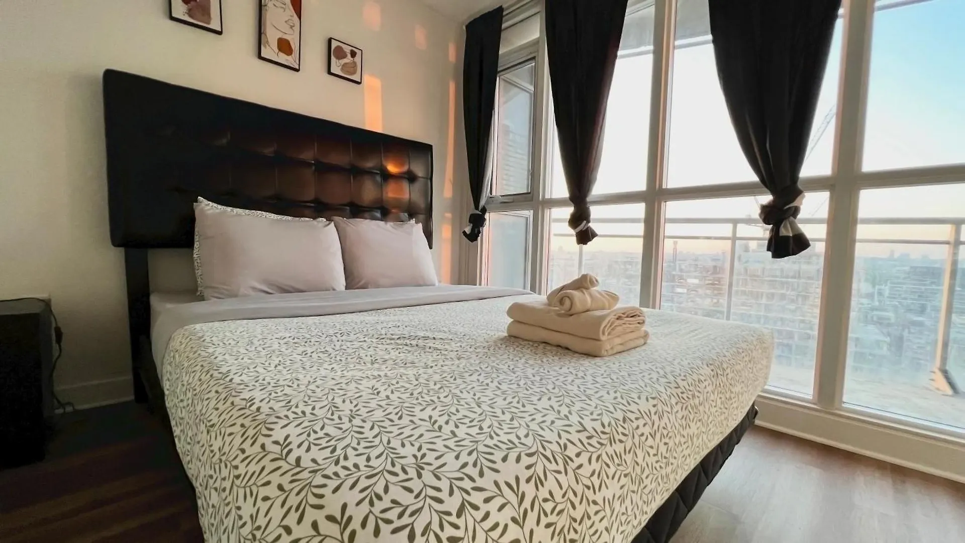 Downtown Oasis-Luxury Condo With Balcony & Free Parking Toronto Apartment