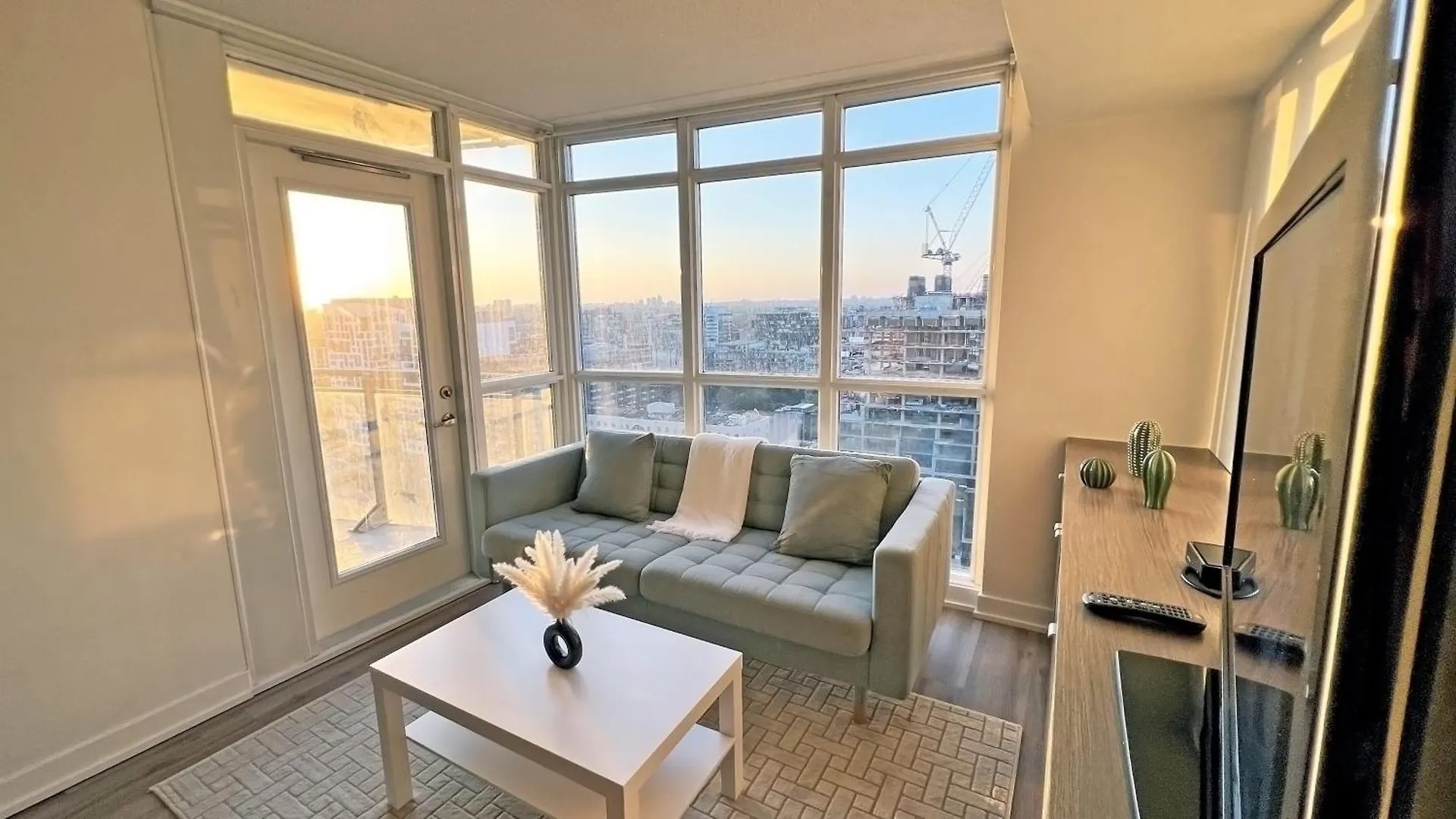 Downtown Oasis-Luxury Condo With Balcony & Free Parking Toronto