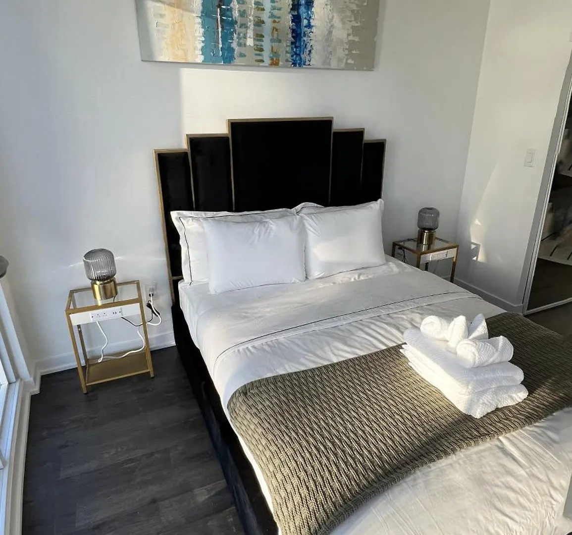 Downtown Oasis-Luxury Condo With Balcony & Free Parking Toronto Canada