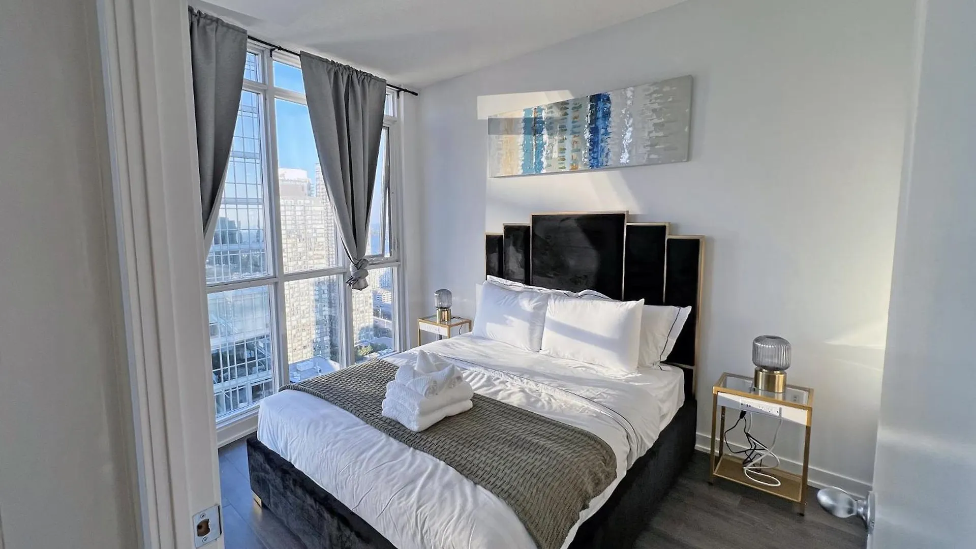 Downtown Oasis-Luxury Condo With Balcony & Free Parking Toronto 0*,