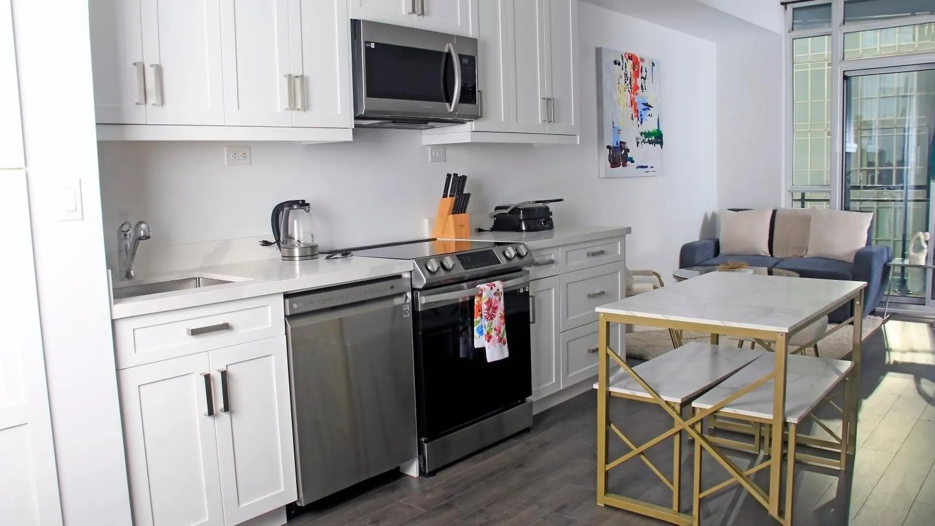 Downtown Oasis-Luxury Condo With Balcony & Free Parking Toronto 0*,  Canada