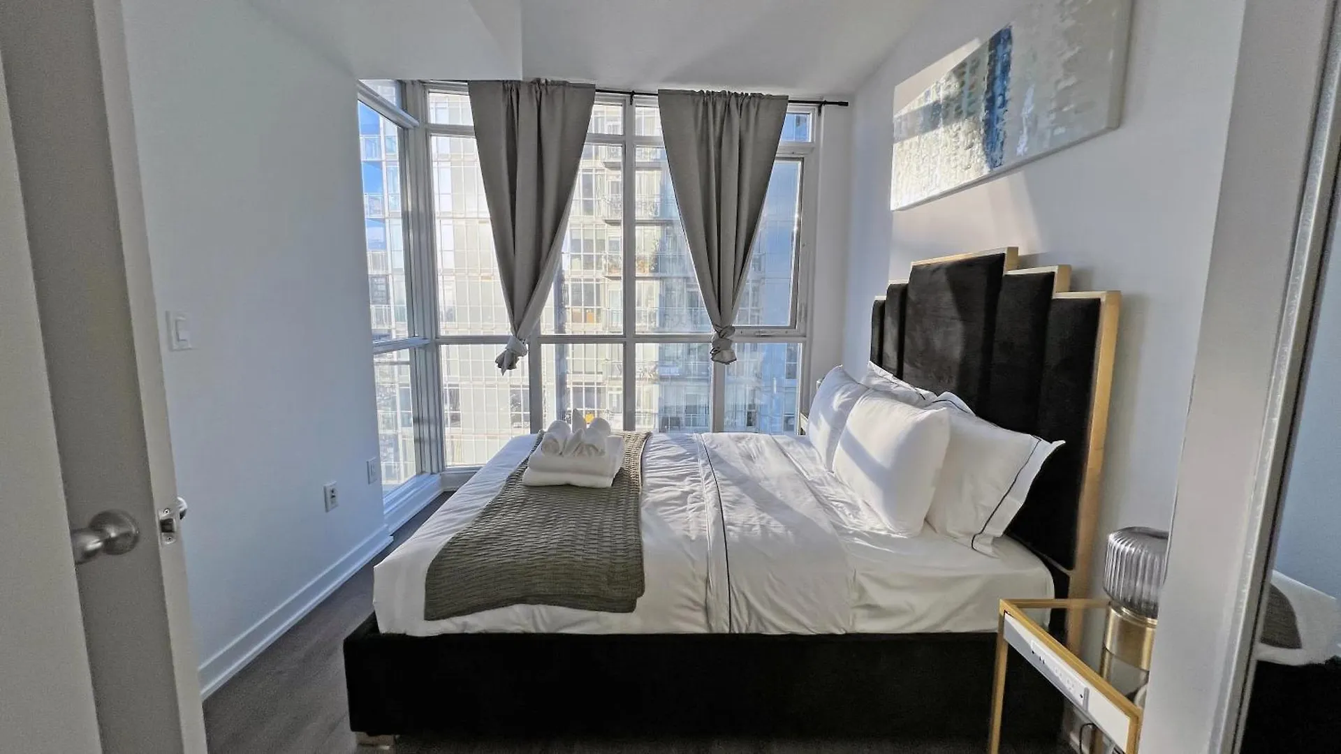 Apartment Downtown Oasis-Luxury Condo With Balcony & Free Parking Toronto