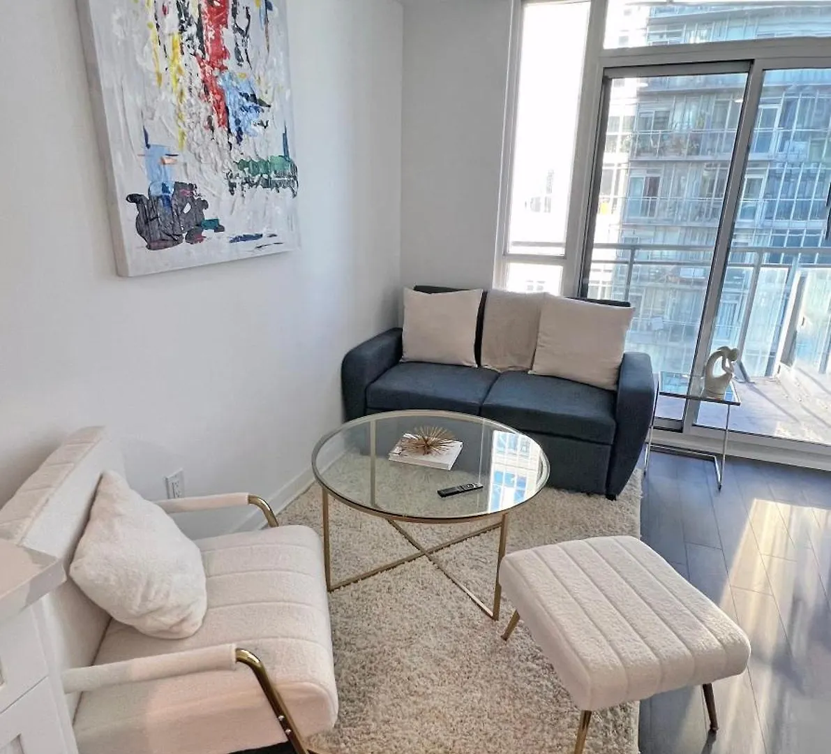 Downtown Oasis-Luxury Condo With Balcony & Free Parking Toronto
