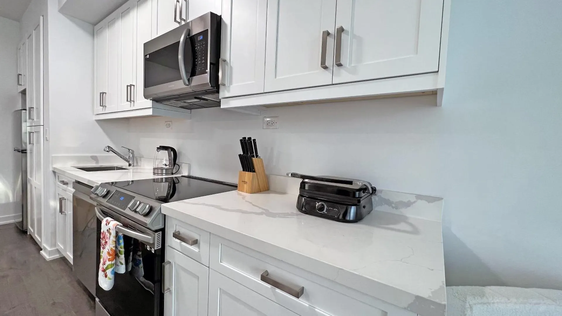Downtown Oasis-Luxury Condo With Balcony & Free Parking Toronto Canada