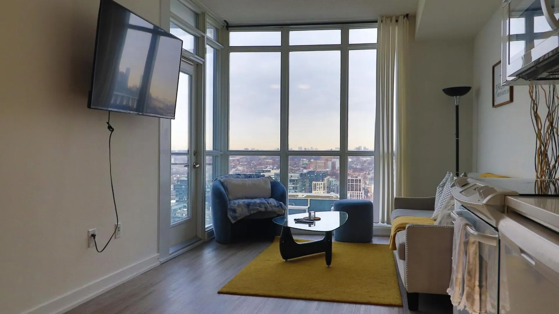 Downtown Oasis Condo With Balcony & Free Parking Toronto 0*,