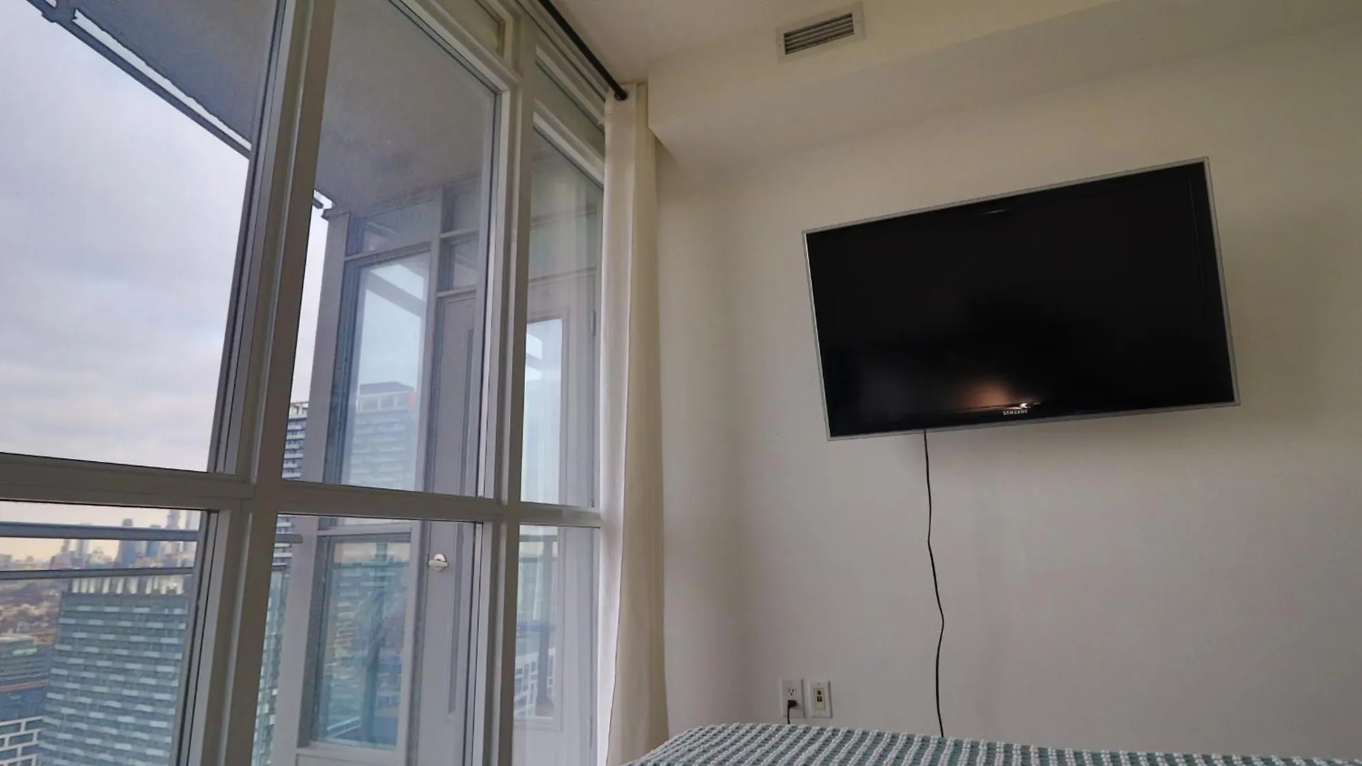 Downtown Oasis Condo With Balcony & Free Parking Toronto