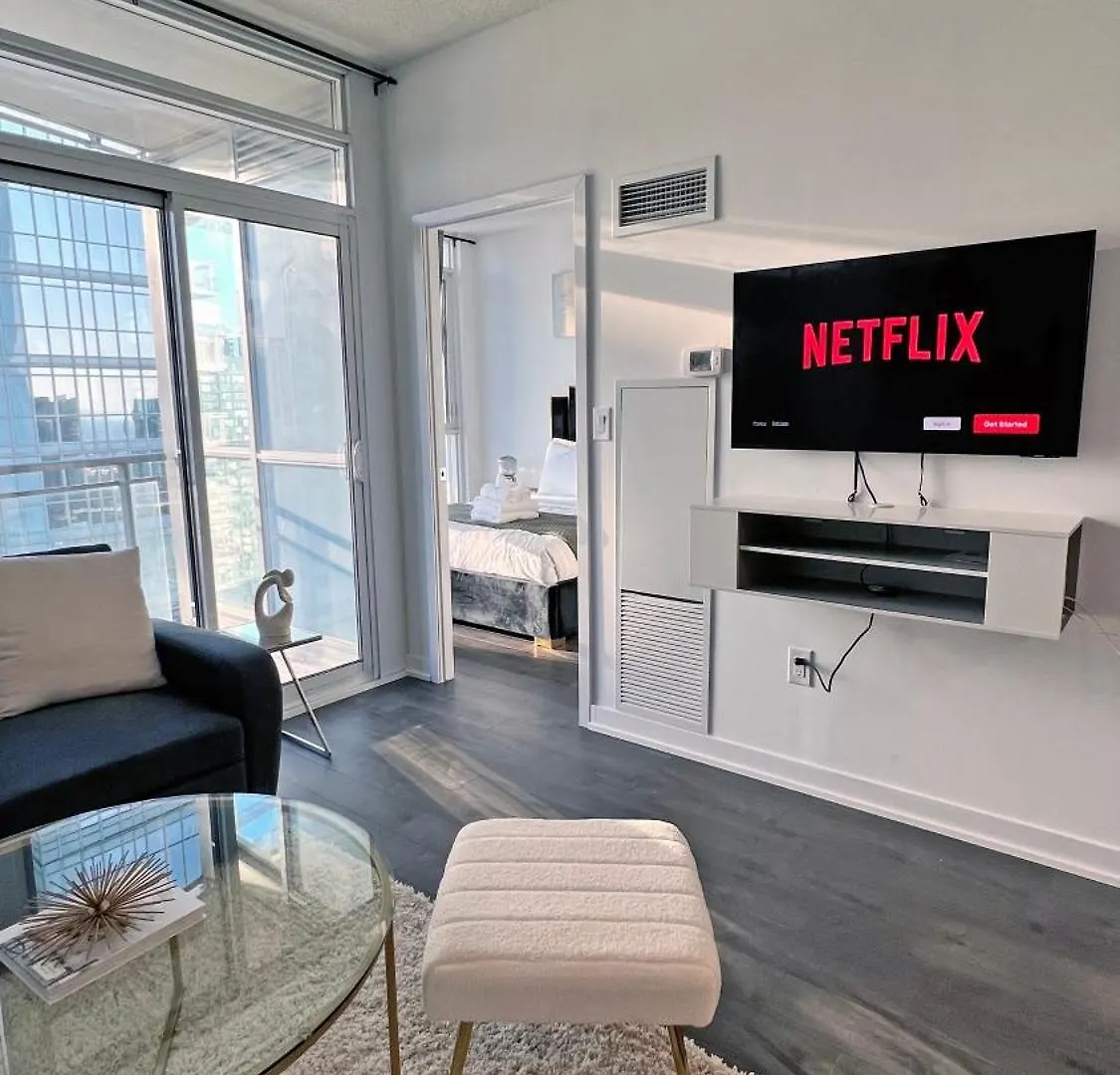 Downtown Oasis Condo With Balcony & Free Parking Toronto